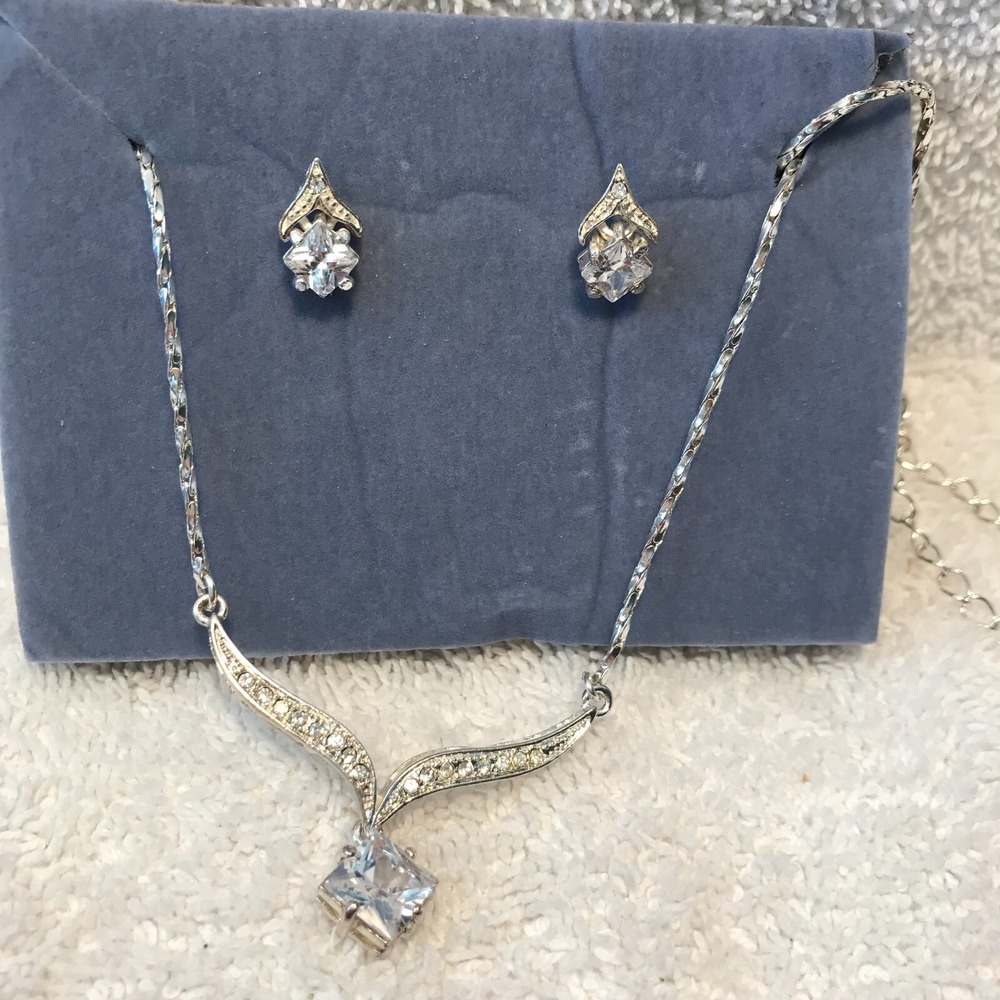 Avon 2005 Princess Cut CZ‎ Drop Necklace and Earring Giftset